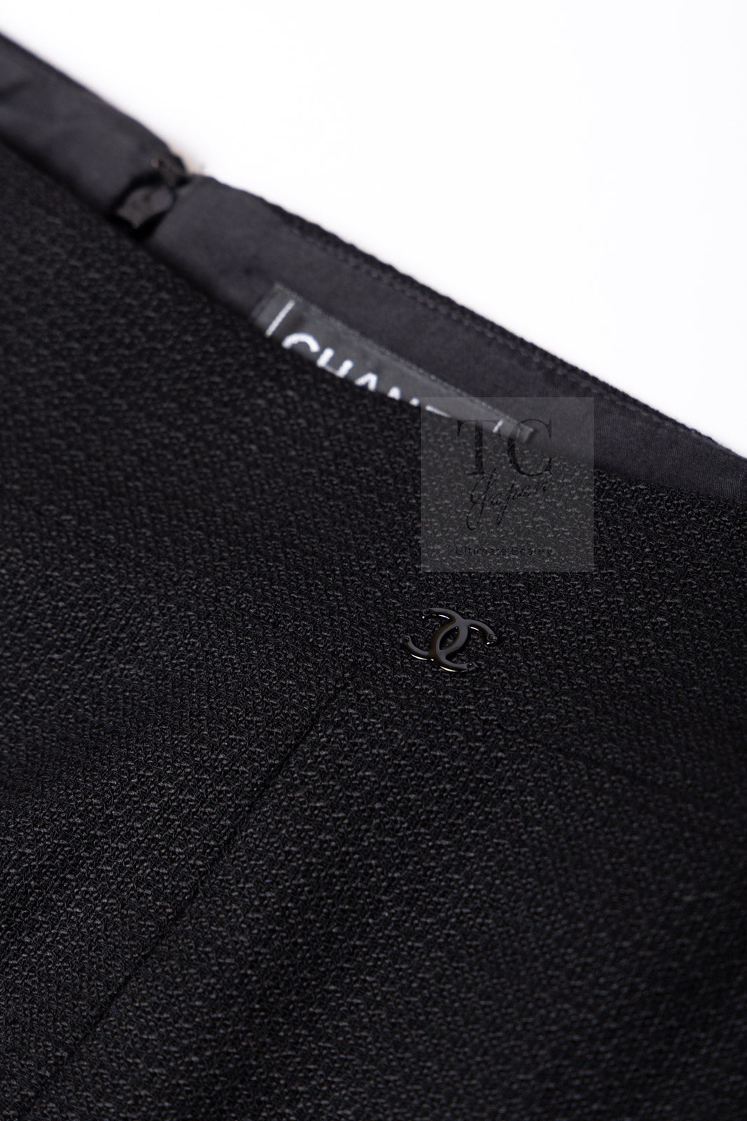 CHANEL 07C Black Wool Silk Ruffle Trim Jacket Skirt Suit 34 38 シャネル ブラック ウール シルク ラッフル トリム ジャケット スカート スーツ 即発 - TC JAPAN