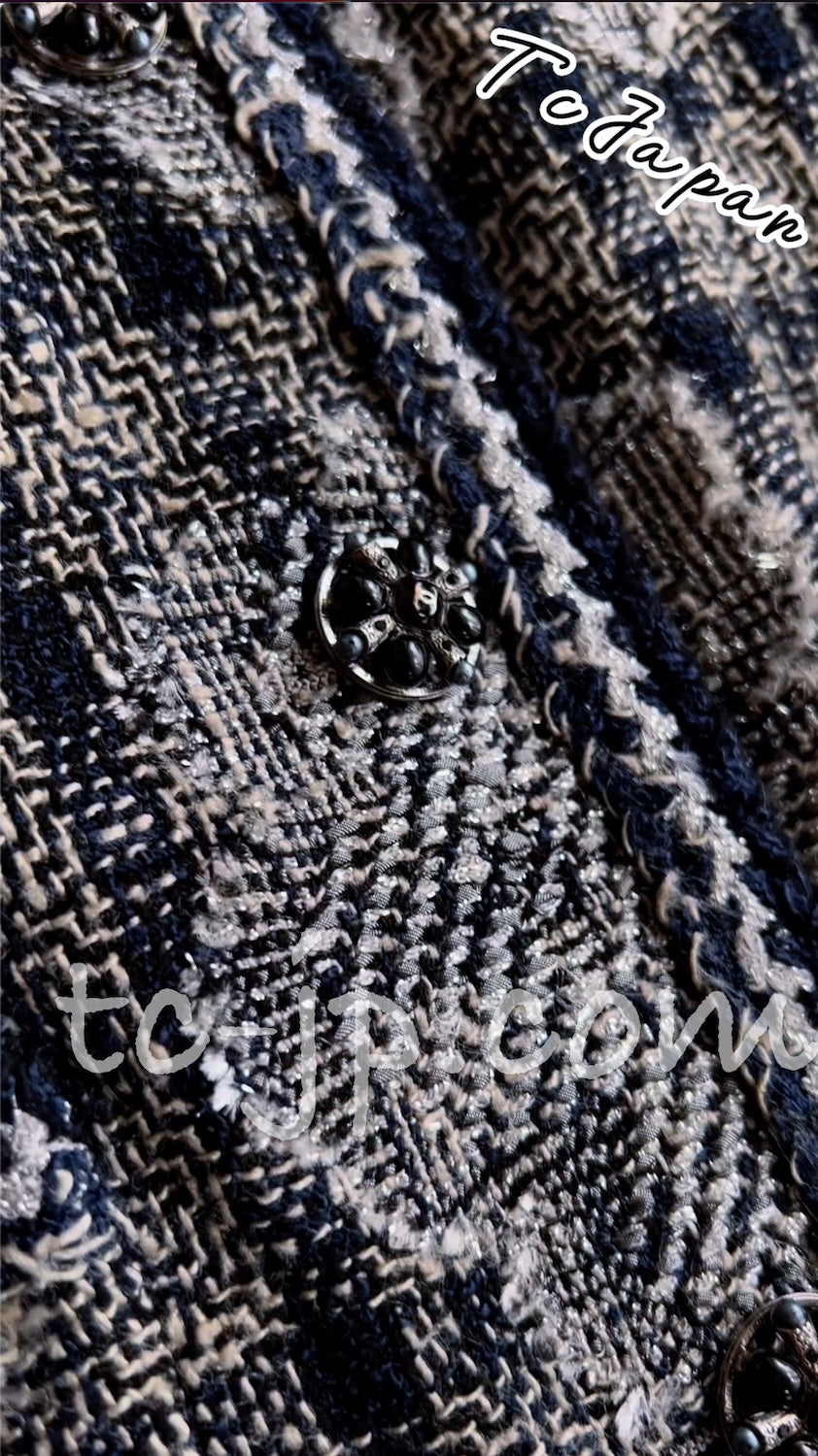 CHANEL 06PF Camellia Gray Navy Cotton Silk Gripoix Button Collarless Tweed Jacket 34 18