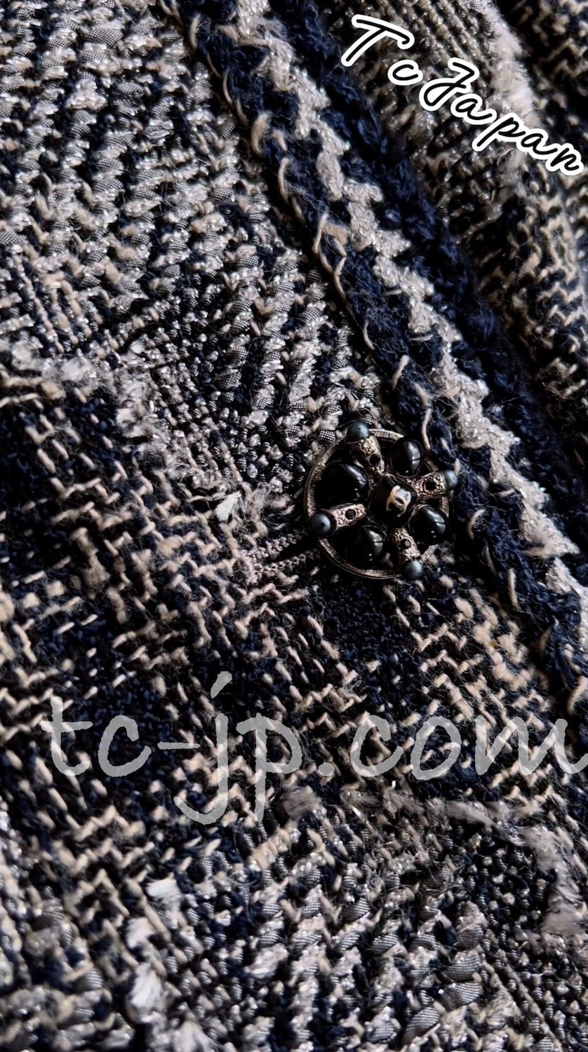 CHANEL 06PF Camellia Gray Navy Cotton Silk Gripoix Button Collarless Tweed Jacket 34 19