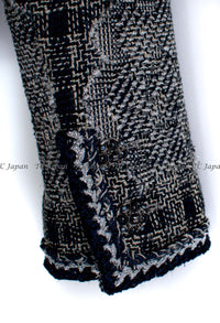 CHANEL 06PF Camellia Gray Navy Cotton Silk Gripoix Button Collarless Tweed Jacket 34 8