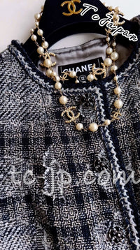 CHANEL 06PF Camellia Gray Navy Cotton Silk Gripoix Button Collarless Tweed Jacket 34 14