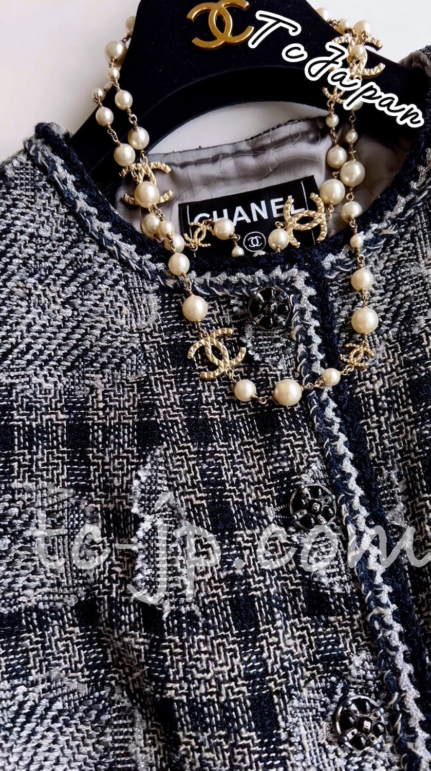 CHANEL 06PF Camellia Gray Navy Cotton Silk Gripoix Button Collarless Tweed Jacket 34 14