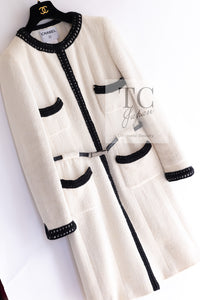 CHANEL 00A Ivory Black Trim Tweed Dress Coat with Belt 34 4