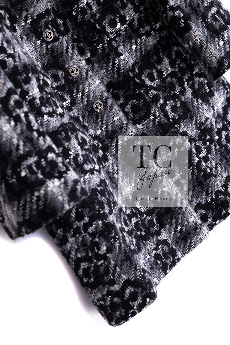 CHANEL 05A Black Gray Camellia CC Button Wool Tweed Coat 38 40 シャネル ブラック グレー カメリア柄 CC ボタン ウール ツイード コート 即発