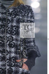 CHANEL 05A Black Gray Camellia CC Button Wool Tweed Coat 40 シャネル ブラック グレー カメリア柄 CC ボタン ウール ツイード コート 即発