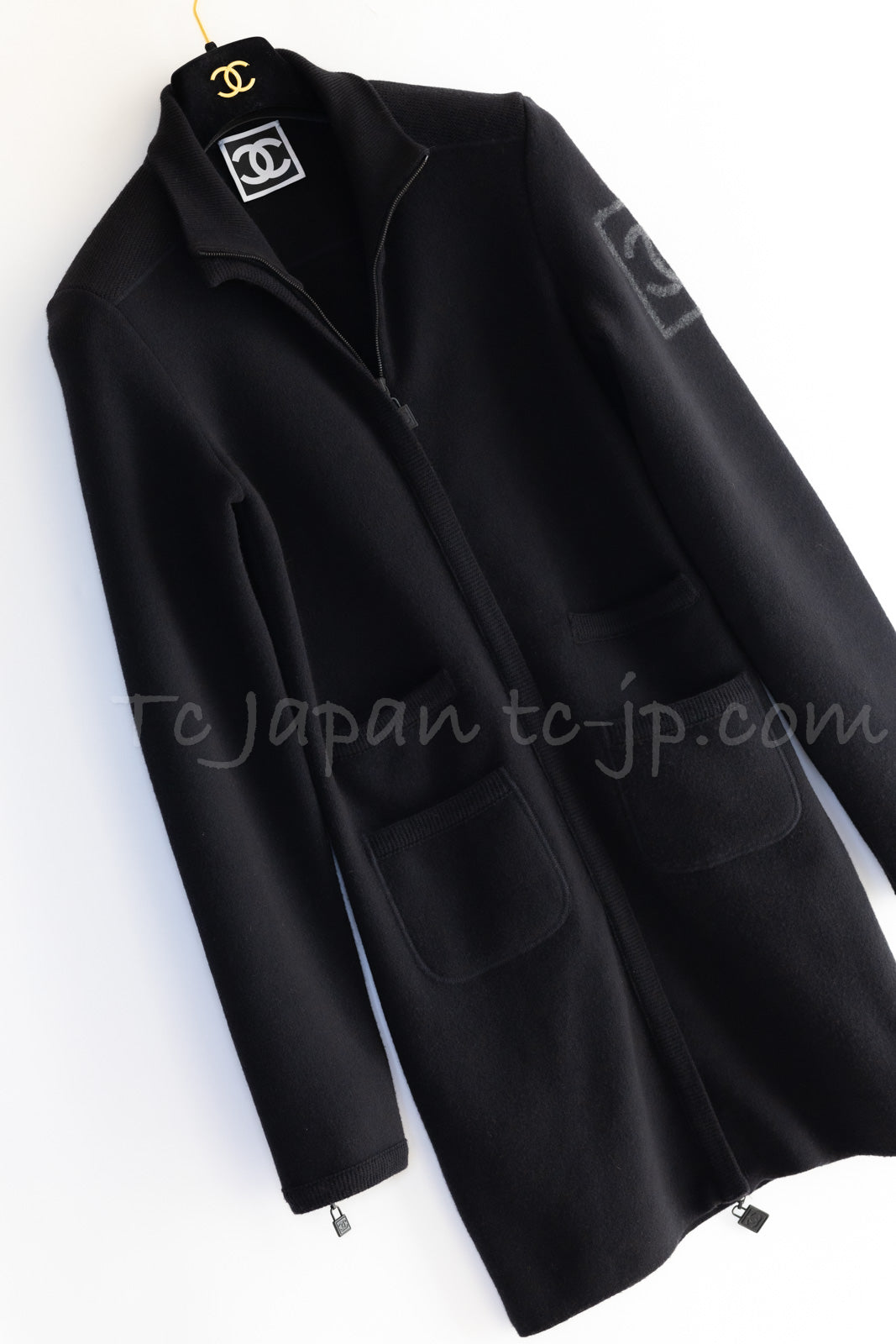 CHANEL 08A Black Wool Sport Knit CC Logo Zipper Coat Cardigan 36 シャネル ブラック ウール100 大きめ CC ロゴ ニット ロング カーディガン コート 即発