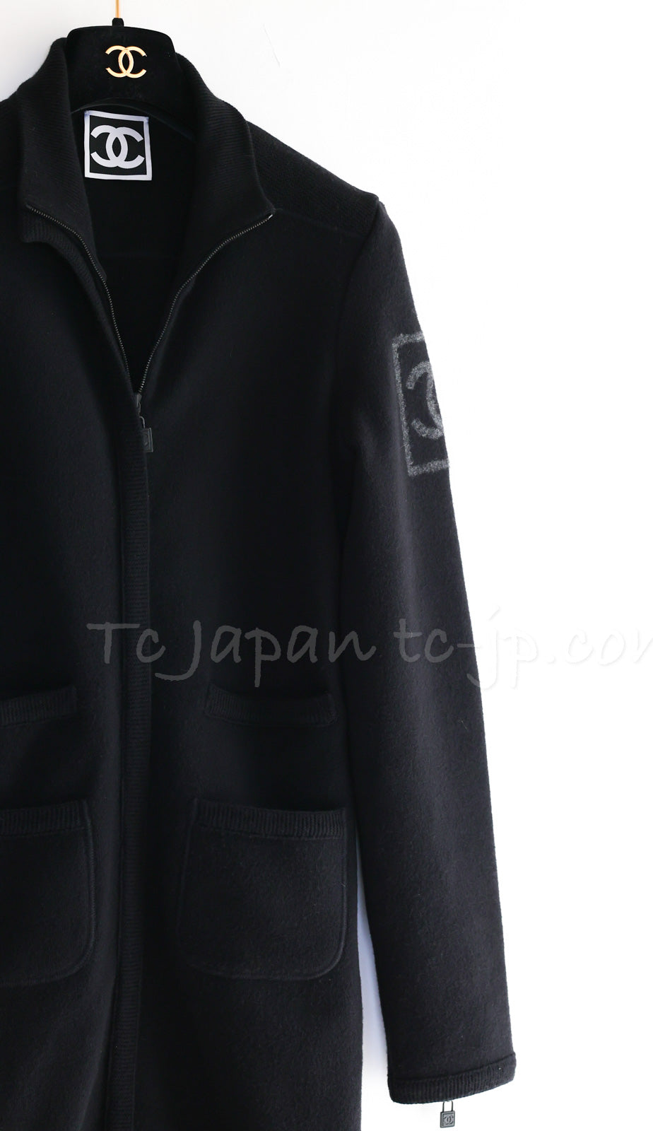 CHANEL 08A Black Wool Sport Knit CC Logo Zipper Coat Cardigan 36 シャネル ブラック ウール100 大きめ CC ロゴ ニット ロング カーディガン コート 即発