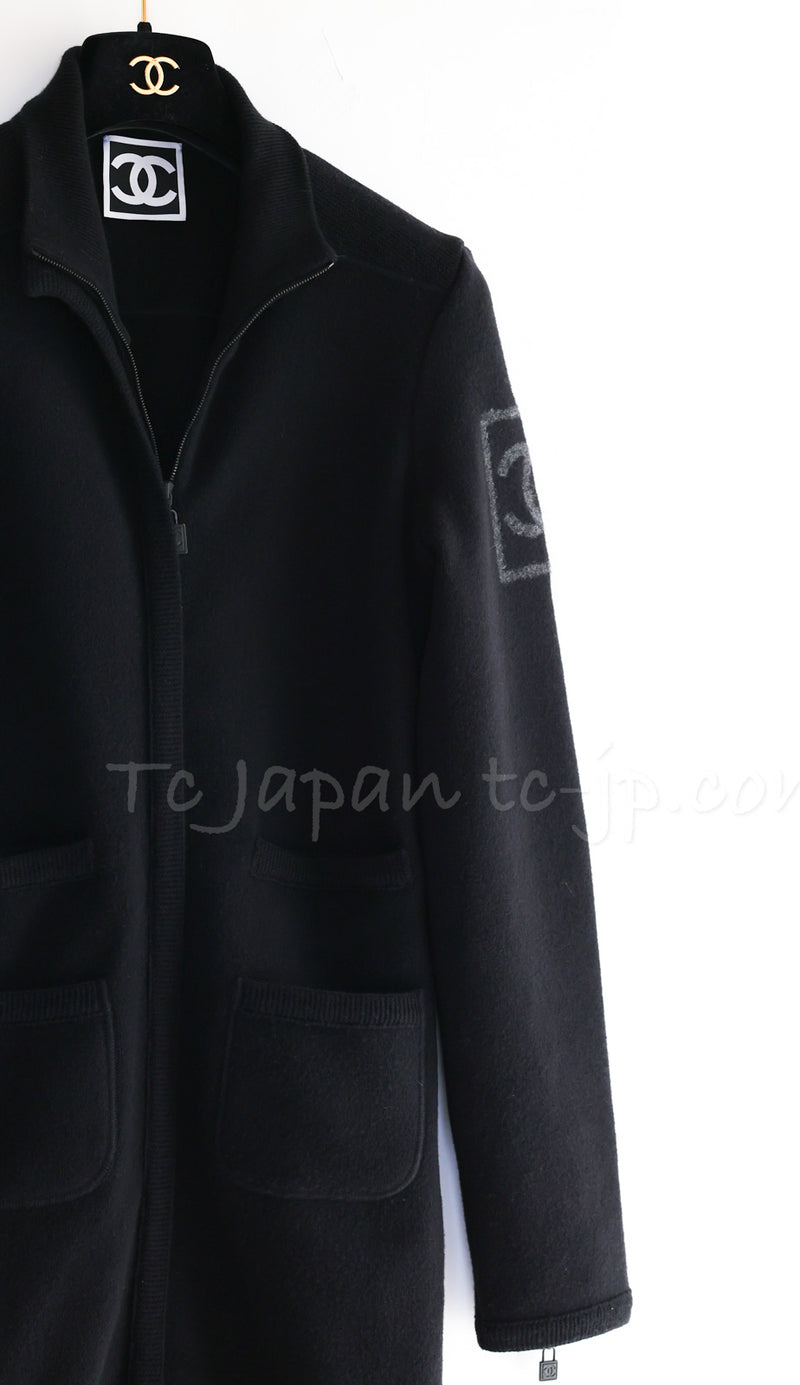 CHANEL 08A Black Wool Sport Knit CC Logo Zipper Coat Cardigan 36 シャネル ブラック ウール100 大きめ CC ロゴ ニット ロング カーディガン コート 即発