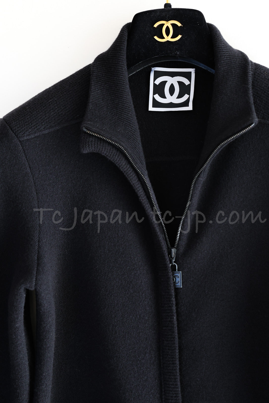 CHANEL 08A Black Wool Sport Knit CC Logo Zipper Coat Cardigan 36 シャネル ブラック ウール100 大きめ CC ロゴ ニット ロング カーディガン コート 即発