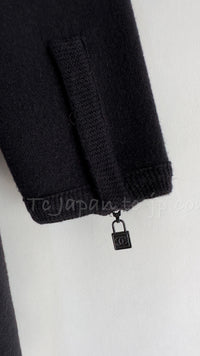 CHANEL 08A Black Wool Sport Knit CC Logo Zipper Coat Cardigan 36 シャネル ブラック ウール100 大きめ CC ロゴ ニット ロング カーディガン コート 即発