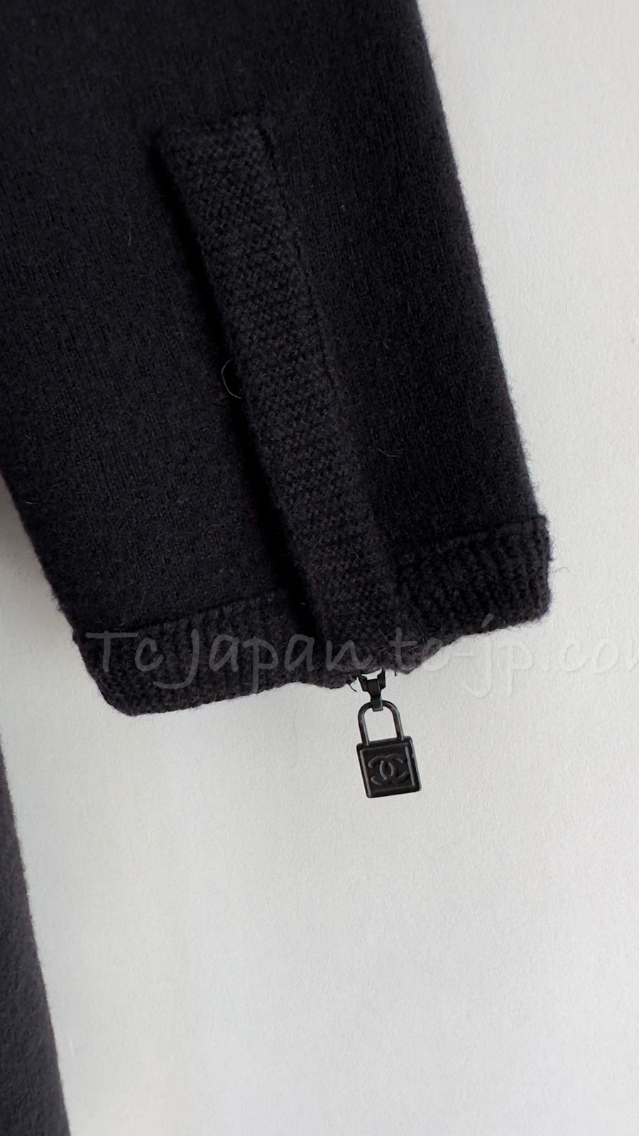 CHANEL 08A Black Wool Sport Knit CC Logo Zipper Coat Cardigan 36 シャネル ブラック ウール100 大きめ CC ロゴ ニット ロング カーディガン コート 即発