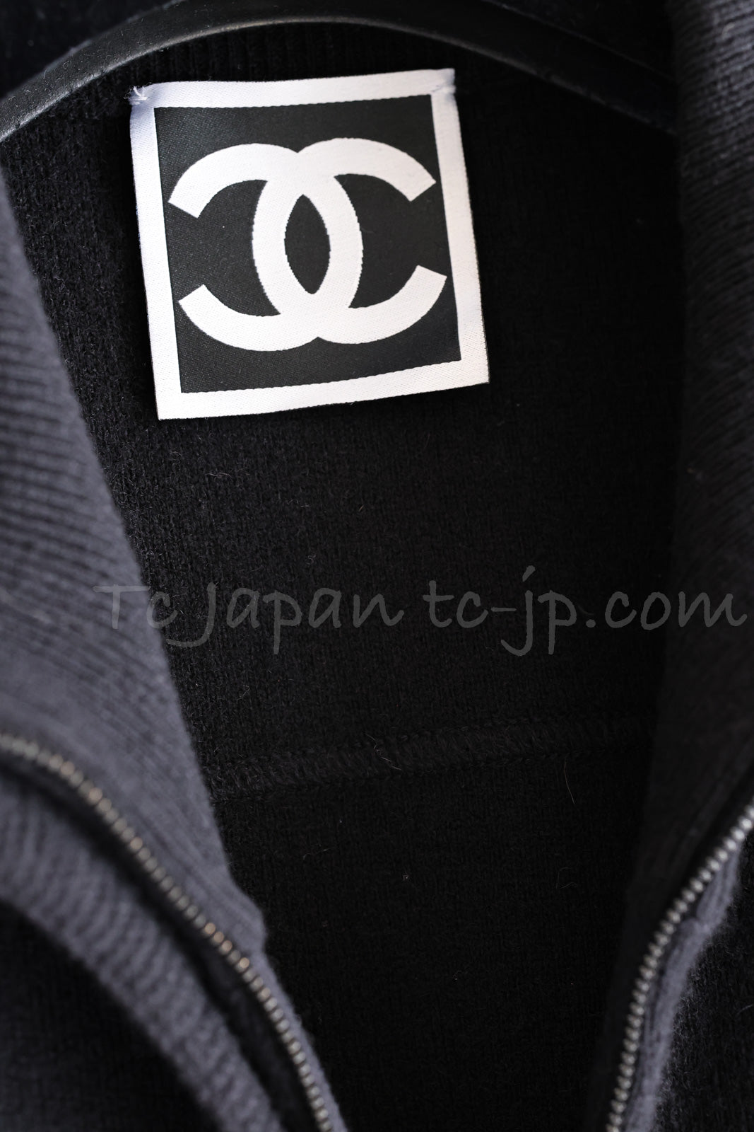 CHANEL 08A Black Wool Sport Knit CC Logo Zipper Coat Cardigan 36 シャネル ブラック ウール100 大きめ CC ロゴ ニット ロング カーディガン コート 即発