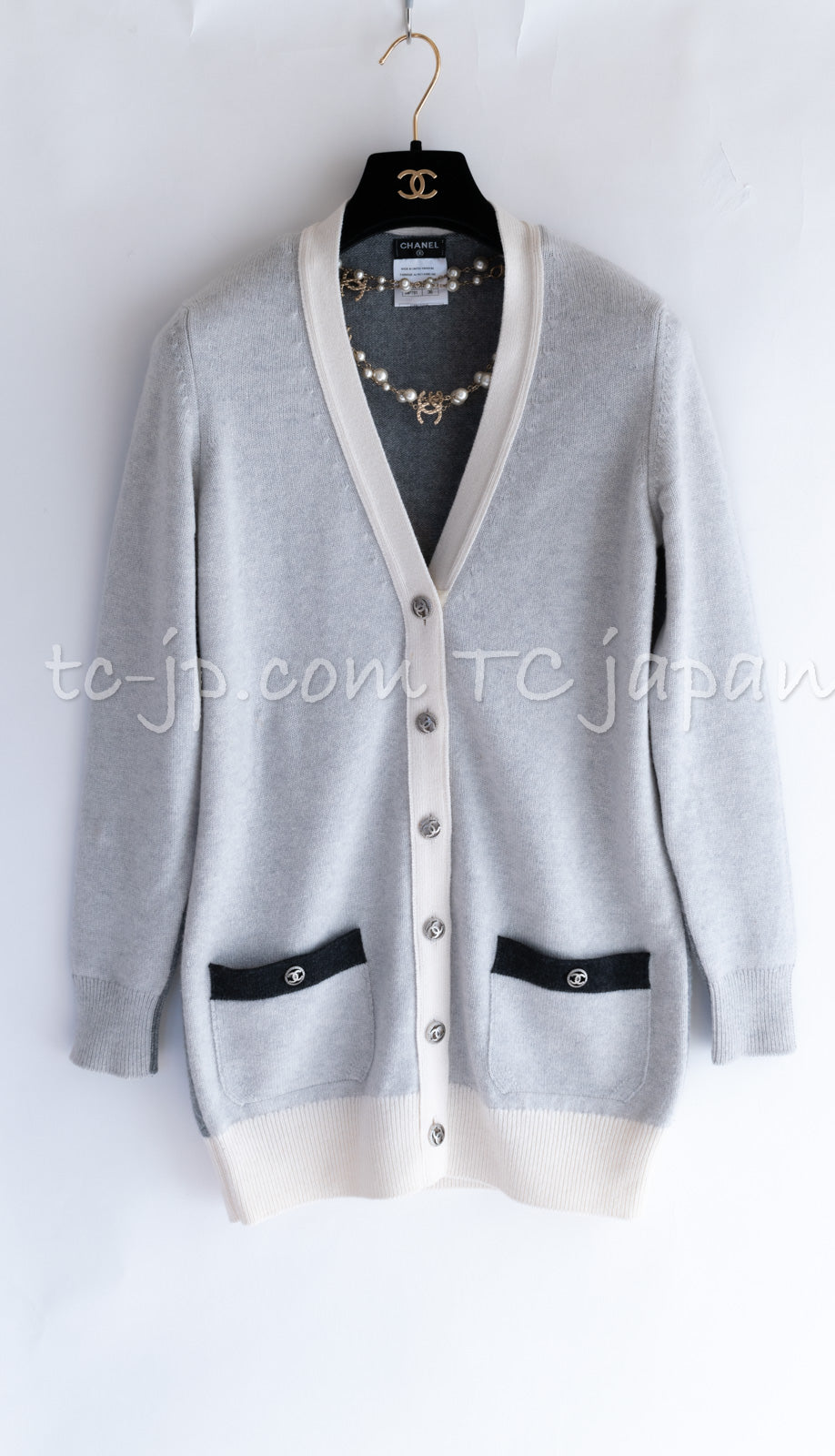 CHANEL 13B Light Gray Ivory Cashmere Knit Cardigan 36 38 シャネル ライトグレー アイボリー ココボタン カシミア100% ニット カーディガン 即発
