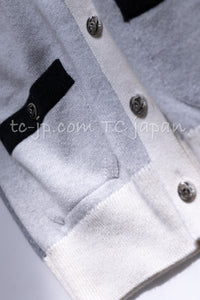 CHANEL 13B Light Gray Ivory Cashmere Knit Cardigan 36 38 シャネル ライトグレー アイボリー ココボタン カシミア100% ニット カーディガン 即発