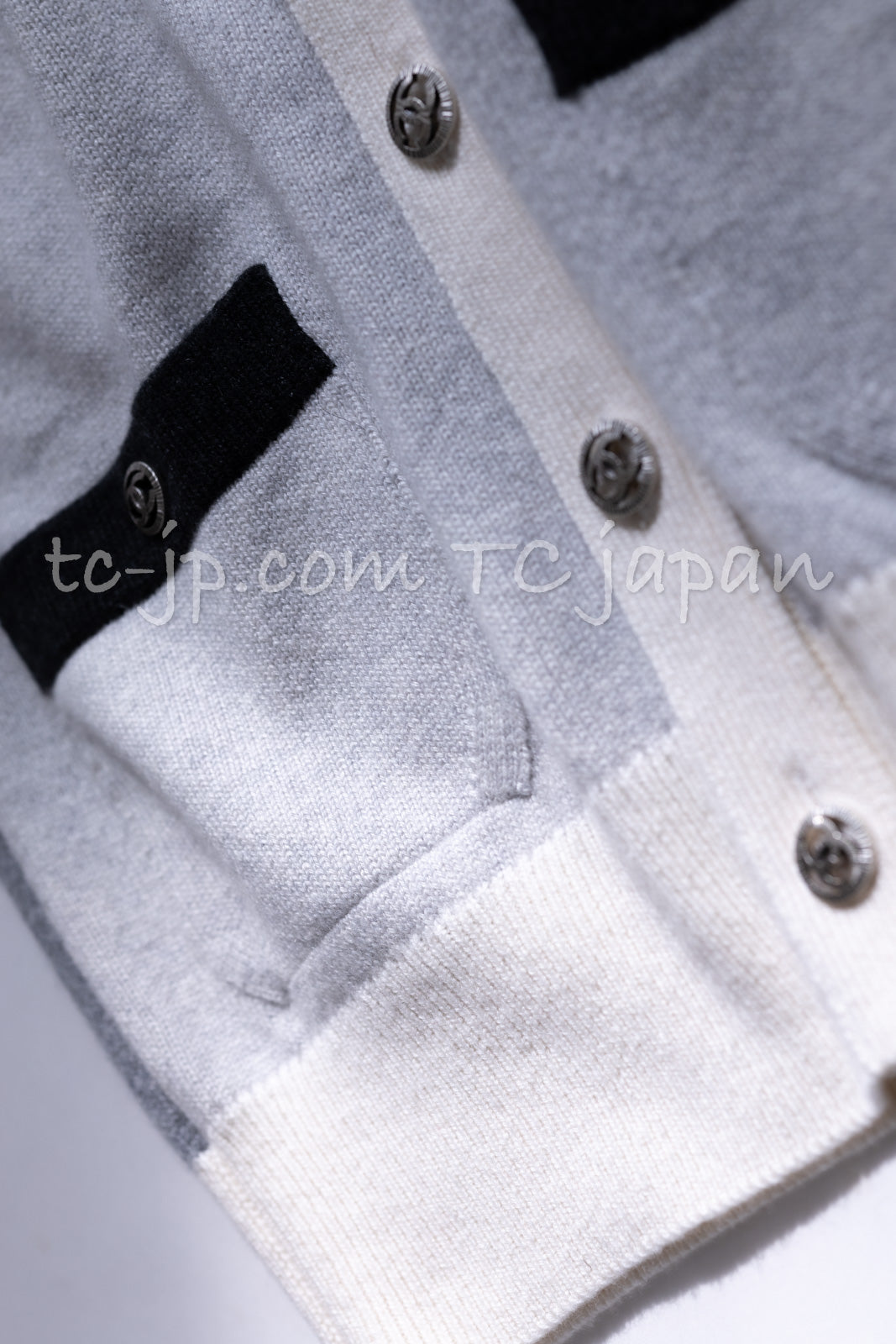 CHANEL 13B Light Gray Ivory Cashmere Knit Cardigan 36 38 シャネル ライトグレー アイボリー ココボタン カシミア100% ニット カーディガン 即発