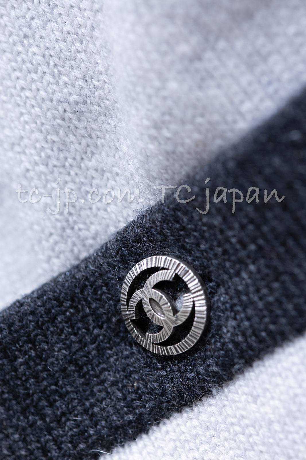 CHANEL 13B Light Gray Ivory Cashmere Knit Cardigan 36 38 シャネル ライトグレー アイボリー ココボタン カシミア100% ニット カーディガン 即発
