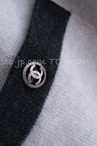 CHANEL 13B Light Gray Ivory Cashmere Knit Cardigan 36 38 シャネル ライトグレー アイボリー ココボタン カシミア100% ニット カーディガン 即発