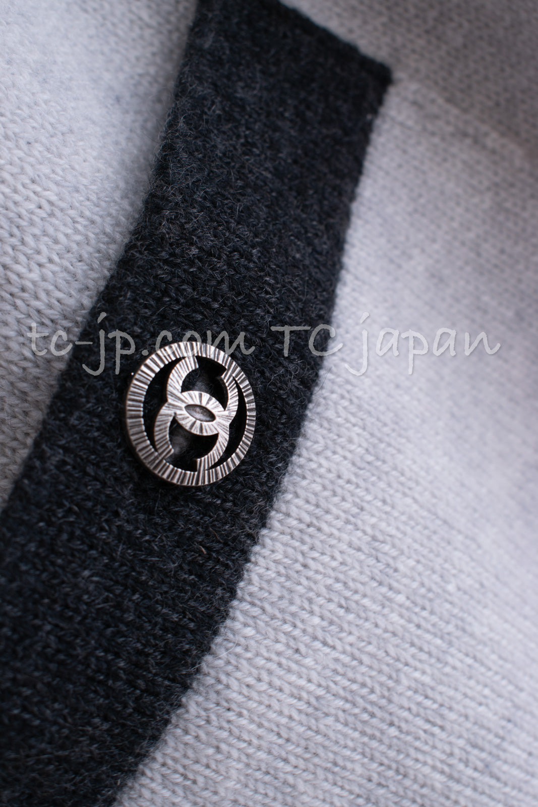 CHANEL 13B Light Gray Ivory Cashmere Knit Cardigan 36 38 シャネル ライトグレー アイボリー ココボタン カシミア100% ニット カーディガン 即発