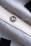 CHANEL 13B Light Gray Ivory Cashmere Knit Cardigan 36 38 シャネル ライトグレー アイボリー ココボタン カシミア100% ニット カーディガン 即発