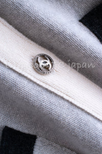 CHANEL 13B Light Gray Ivory Cashmere Knit Cardigan 36 38 シャネル ライトグレー アイボリー ココボタン カシミア100% ニット カーディガン 即発