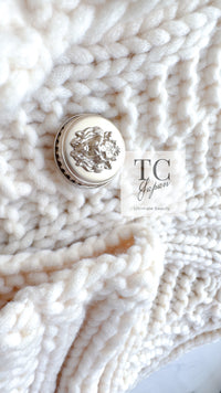 CHANEL 03A Ivory White CC BIG Lion Buttons Wool Knit Cardigan 34 36 シャネル アイボリー ホワイト特大 ライオンボタン ニット ウール カーディガン 即発