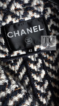 CHANEL 19A Navy Ivory Mix Tweed Cropped Fringe Jacket 38 シャネル アイボリー ネイビー シェベロン クロップド フリンジ ミックス ツイード ジャケット 即発 - TC JAPAN
