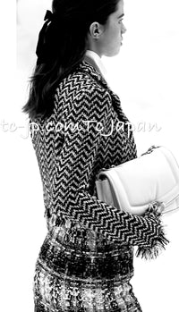 CHANEL 19A Navy Ivory Mix Tweed Cropped Fringe Jacket 38 シャネル アイボリー ネイビー シェベロン クロップド フリンジ ミックス ツイード ジャケット 即発 - TC JAPAN