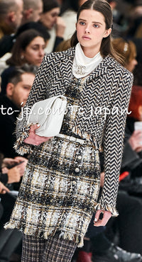 CHANEL 19A Navy Ivory Mix Tweed Cropped Fringe Jacket 38 シャネル アイボリー ネイビー シェベロン クロップド フリンジ ミックス ツイード ジャケット 即発 - TC JAPAN