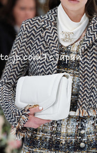 CHANEL 19A Navy Ivory Mix Tweed Cropped Fringe Jacket 38 シャネル アイボリー ネイビー シェベロン クロップド フリンジ ミックス ツイード ジャケット 即発 - TC JAPAN