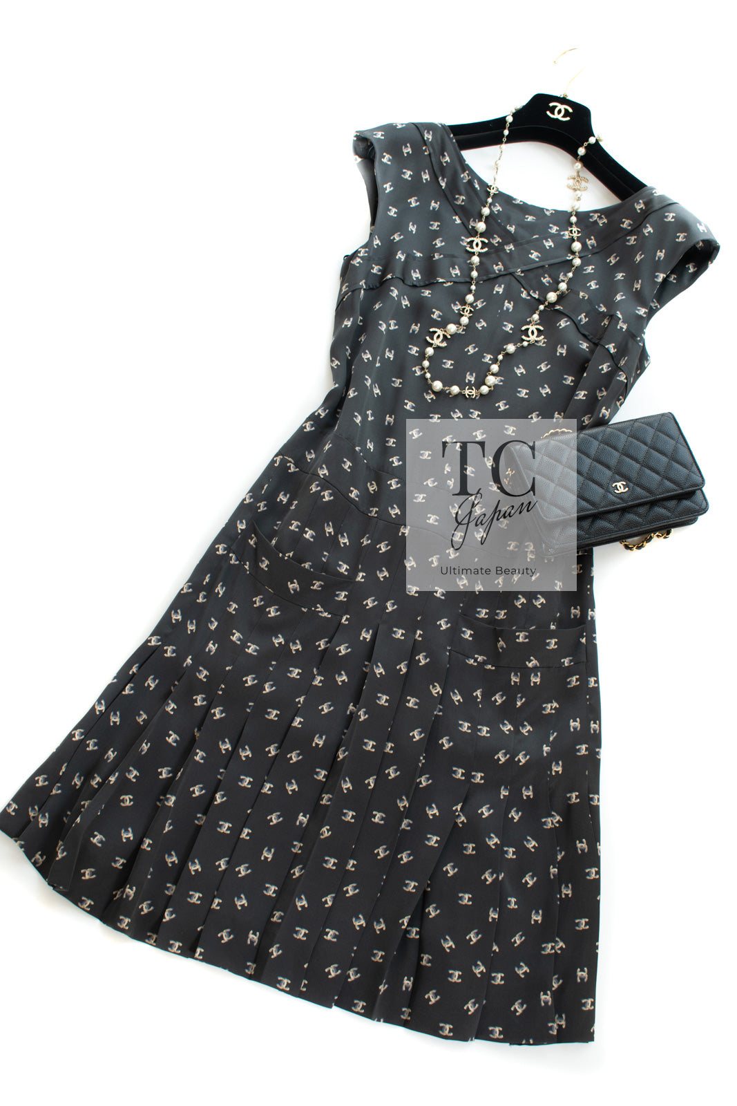 CHANEL 12A Smokey Brown Gray Silk CC Logo Dress 36 シャネル 淡い ブラウン グレー シルク  CCロゴいっぱい ワンピース 即発