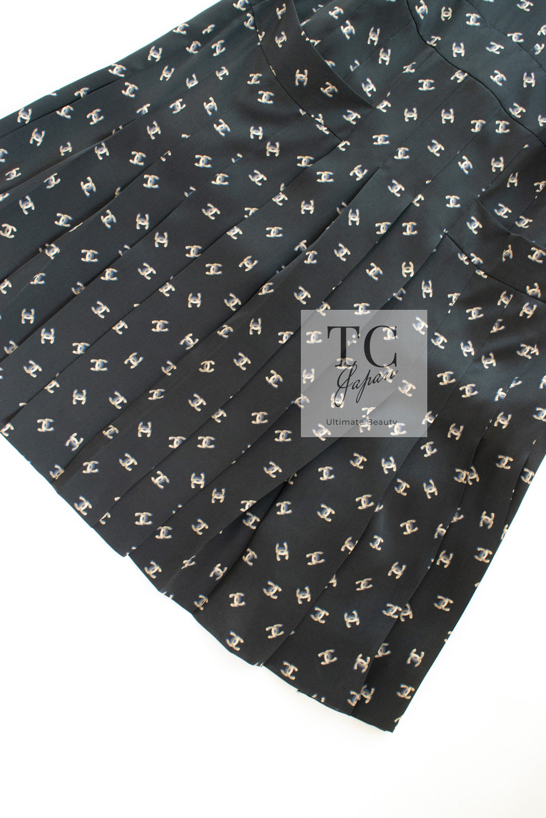 CHANEL 12A Smokey Brown Gray Silk CC Logo Dress 38 シャネル 淡い ブラウン グレー シルク CCロゴいっぱい ワンピース 即発