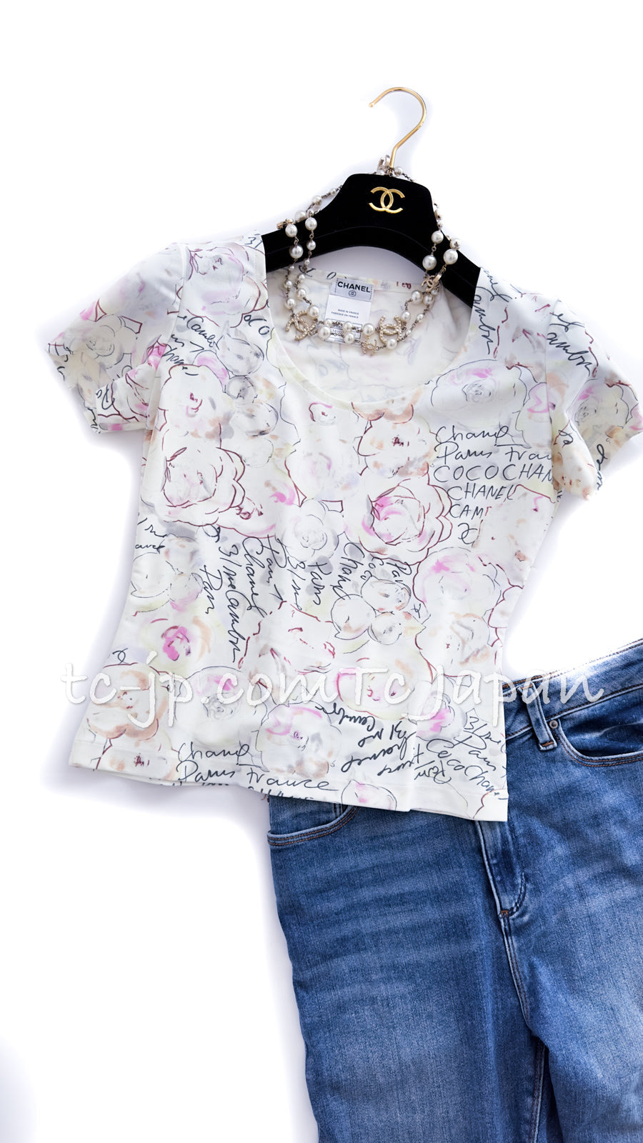 CHANEL 98C Yellow-ish Ivory Camellia T Shirt Tops 36 38 シャネル アイボリー カメリア柄 カール直筆 Tシャツ トップス 即発