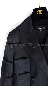 CHANEL 18PF Black Silk 100% CC Logo Buttons Double Puffer Jacket Coat 34 シャネル ブラック シルク100% 中綿ダウン CCロゴボタン ダブル ジャケット コート 即発