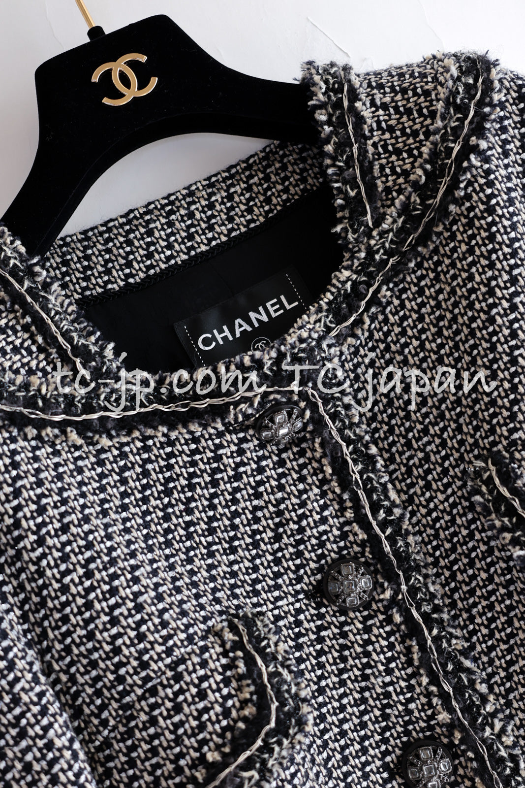 CHANEL 12A Gray Black Linen Wool Tweed Gripoix Button Colorless Jacket 36 38 シャネル グレー ブラック リネン ウール ツイード グリポア 宝石 ボタン ノーカラー ジャケット 即発
