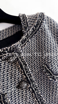 CHANEL 12A Gray Black Linen Wool Tweed Gripoix Button Colorless Jacket 36 38 シャネル グレー ブラック リネン ウール ツイード グリポア 宝石 ボタン ノーカラー ジャケット 即発