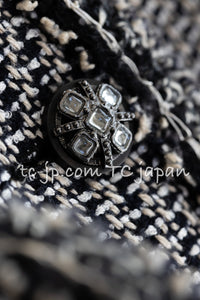 CHANEL 12A Gray Black Linen Wool Tweed Gripoix Button Colorless Jacket 36 38 シャネル グレー ブラック リネン ウール ツイード グリポア 宝石 ボタン ノーカラー ジャケット 即発