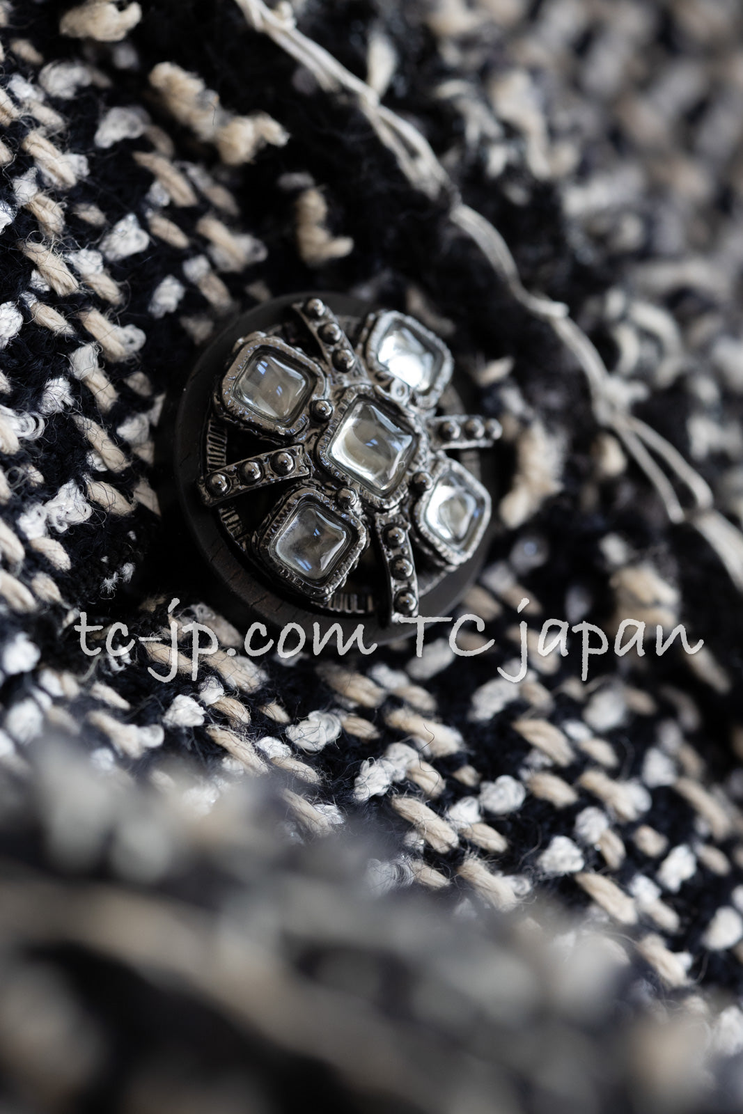 CHANEL 12A Gray Black Linen Wool Tweed Gripoix Button Colorless Jacket 36 38 シャネル グレー ブラック リネン ウール ツイード グリポア 宝石 ボタン ノーカラー ジャケット 即発