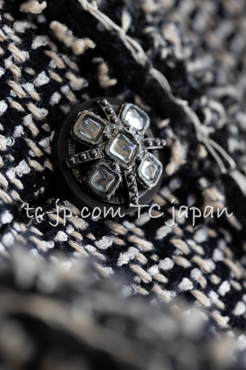 CHANEL 12A Gray Black Linen Wool Tweed Gripoix Button Colorless Jacket 36 38 シャネル グレー ブラック リネン ウール ツイード グリポア 宝石 ボタン ノーカラー ジャケット 即発