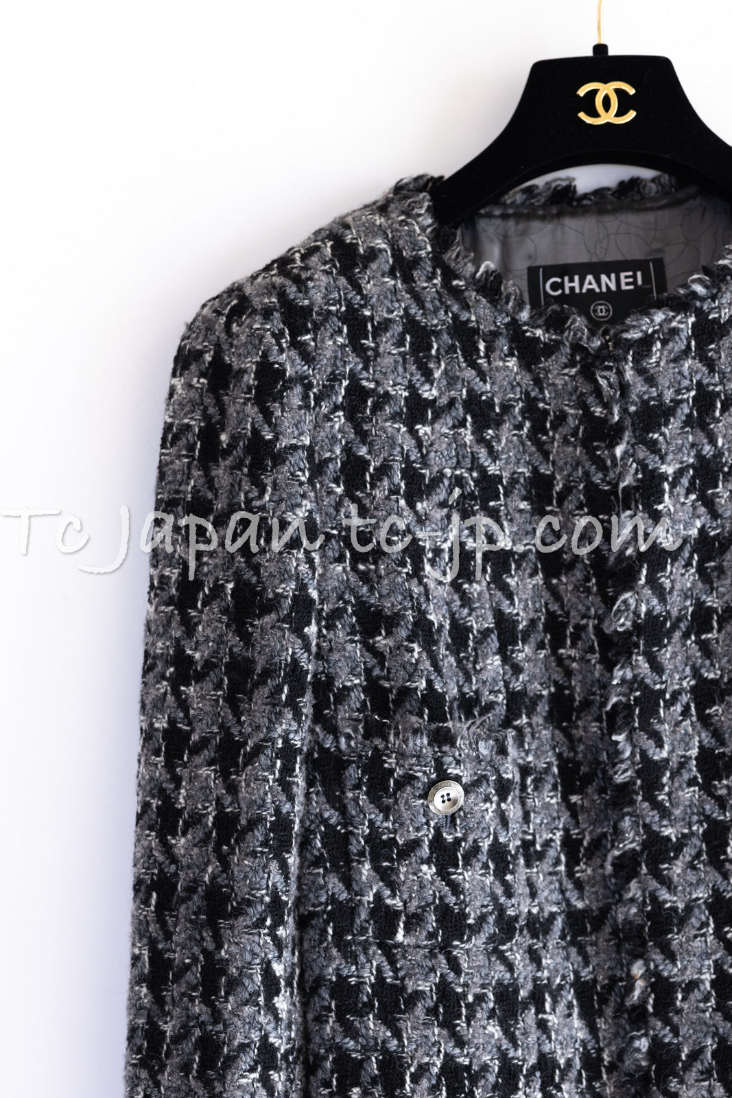 CHANEL 06A Gray Black Houndstooth Wool Silk Tweed Collarless Jacket 38 40 シャネル グレー ブラック 千鳥格子 ウール シルク ツイード ノーカラー ジャケット 即発