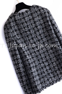 CHANEL 06A Gray Black Houndstooth Wool Silk Tweed Collarless Jacket 38 40 シャネル グレー ブラック 千鳥格子 ウール シルク ツイード ノーカラー ジャケット 即発