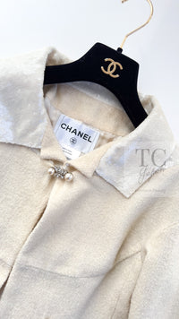 CHANEL 12C Creme Ivory Sequin Collar Pearl Hook iridescent Boucle Wool Tweed Jacket 34 36 シャネル クリーム アイボリー ウール スパンコール襟 パール装飾 ツイード ジャケット 即発