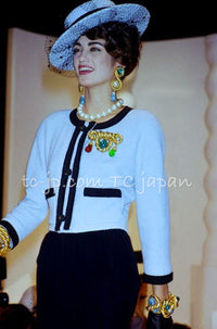 CHANEL 90S Vintage Ivory Black Braid Trim CC Ball Buttons Tweed Jacket 44 46 シャネル ヴィンテージ アイボリー ブラック ブレードトリム CCロゴ 手毬ボタン ツイード ジャケット 即発 - TC JAPAN