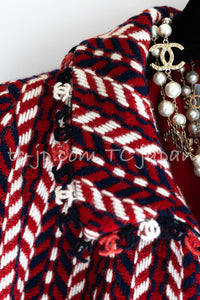 CHANEL 04A Red Navy Tricolore Wool Tweed Many CC Logo Trim Jacket 36 ④ シャネル レッド トリコロール ウール 限定版 コレクティブル ツイード ジャケット CCマーク多数 カメリアブローチ付 即発