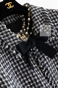 CHANEL 04PF Black Ivory Bow Ribbon Wool Tweed Jacket Skirt Suit 36 シャネル ブラック アイボリー リボン ウール ツイード ジャケット スカート スーツ 即発