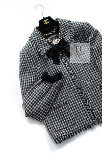 CHANEL 04PF Black Ivory Bow Ribbon Wool Tweed Jacket Skirt Suit 36 シャネル ブラック アイボリー リボン ウール ツイード ジャケット スカート スーツ 即発