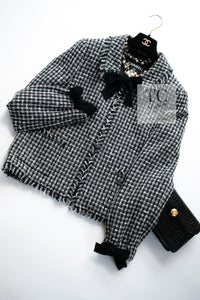 CHANEL 04PF Black Ivory Bow Ribbon Wool Tweed Jacket Skirt Suit 36 シャネル ブラック アイボリー リボン ウール ツイード ジャケット スカート スーツ 即発