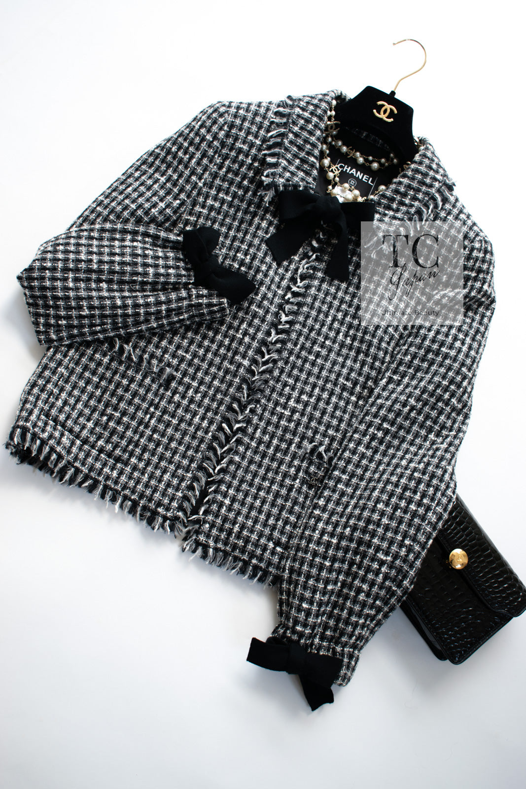 CHANEL 04PF Black Ivory Bow Ribbon Wool Tweed Jacket Skirt Suit 36 シャネル ブラック アイボリー リボン ウール ツイード ジャケット スカート スーツ 即発