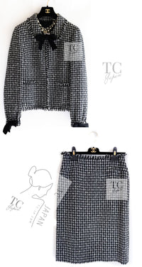 CHANEL 04PF Black Ivory Bow Ribbon Wool Tweed Jacket Skirt Suit 36 シャネル ブラック アイボリー リボン ウール ツイード ジャケット スカート スーツ 即発