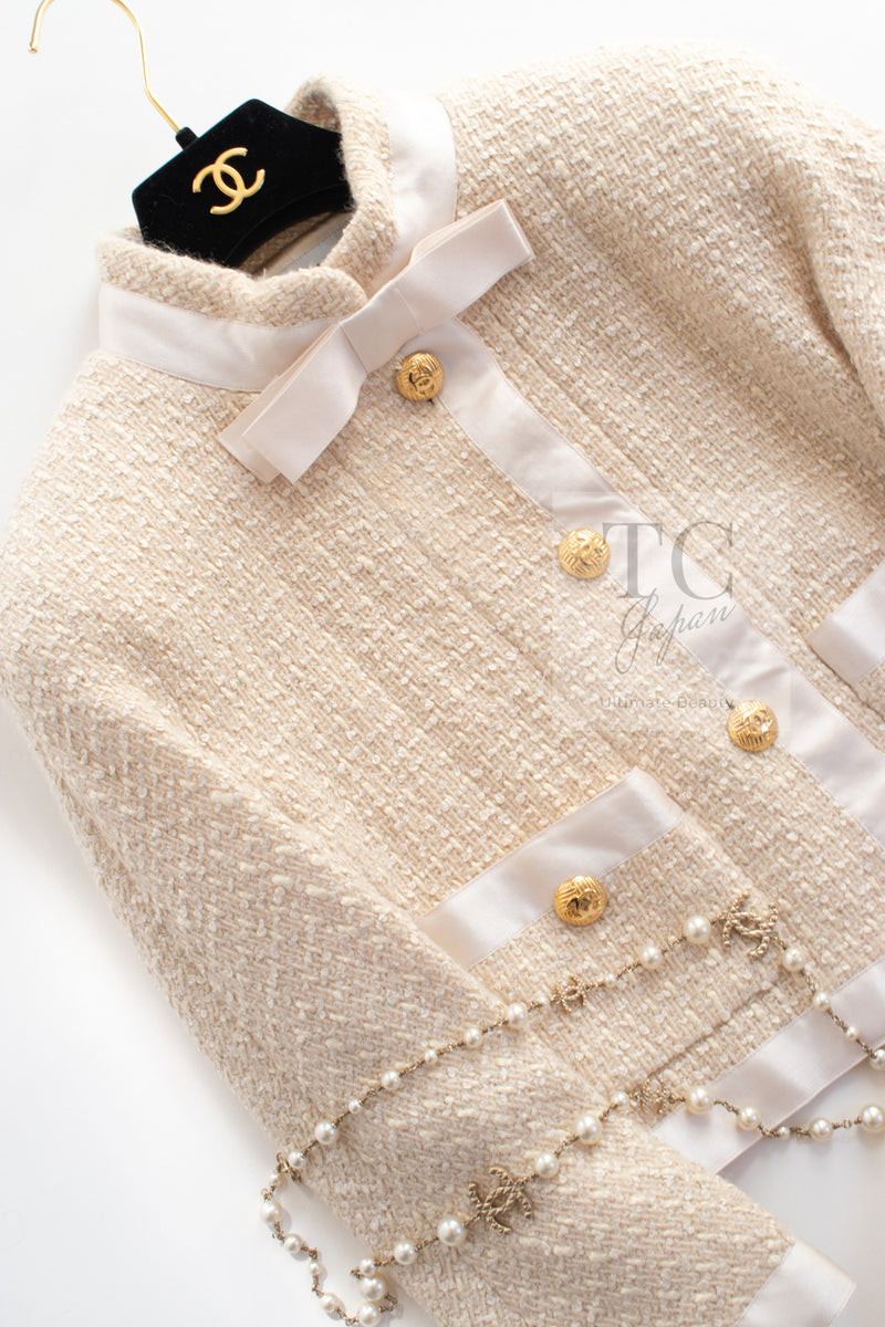 CHANEL 90S Vintage Creme Ivory Silk Wool CC Gold Buttons Tweed Jacket Skirt Suit 34 36 シャネル 極レア品 ヴィンテージ クリーム アイボリー シルク ウール CCゴールドボタン ツイード ジャケット スカート スーツ