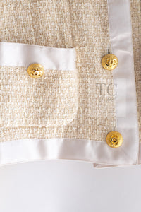 CHANEL 90S Vintage Creme Ivory Silk Wool CC Gold Buttons Tweed Jacket Skirt Suit 34 36 シャネル 極レア品 ヴィンテージ クリーム アイボリー シルク ウール CCゴールドボタン ツイード ジャケット スカート スーツ